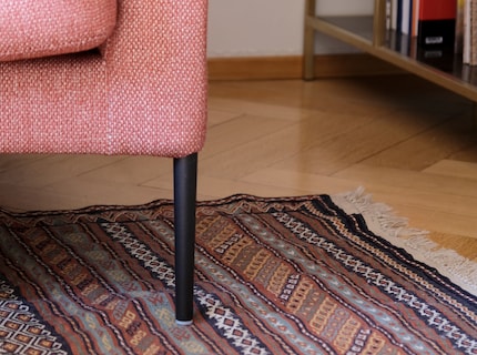 Ein Teppich sollte unterm Sofa oder Esstisch gross genug sein, damit keine Stolperfalle, sondern eine Einheit entsteht.