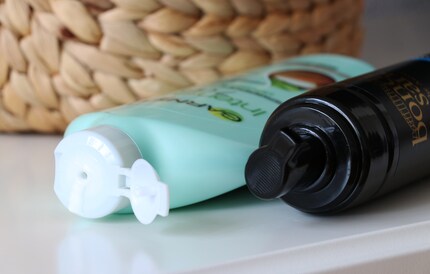 Creme besonders trockene Körperpartien vorher mit einer Lotion ein.