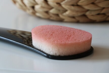 Für schwer erreichbare Stellen am Rücken gibt's spezielle Applikatoren.