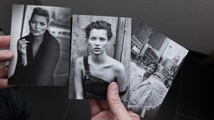 Das mittlere Foto von Kate Moss fasziniert Thomas am meisten.