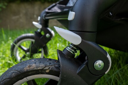 Purtroppo, le sospensioni sono disponibili solo per le ruote anteriori. Le due ruote hanno ciascuna un freno (sopra).