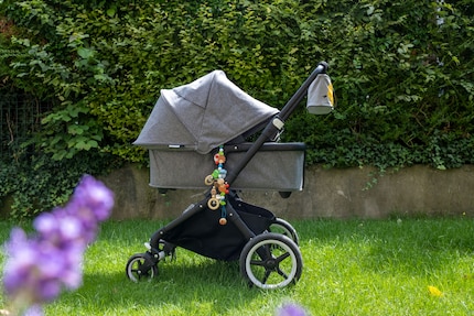 Grazie al grande cappuccio, il piccolo è ben protetto dal sole.