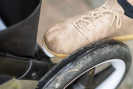 Il freno posteriore è posizionato a sinistra e a volte risulta difficile da raggiungere.