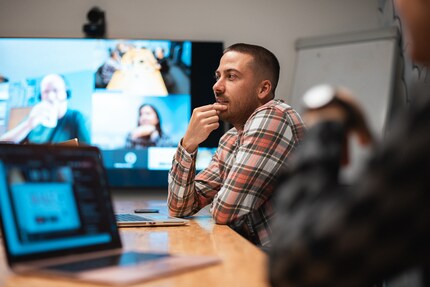 B2B Solution Manager Nico Bosshart sitzt im neu ausgestatteten Sitzungszimmer in Zürich.
