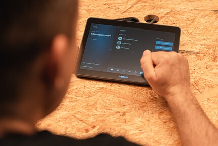 Damit das Single Tap Feature funktioniert, musst du die Microsoft-Teams Lizenzkosten für den Raum bezahlen.