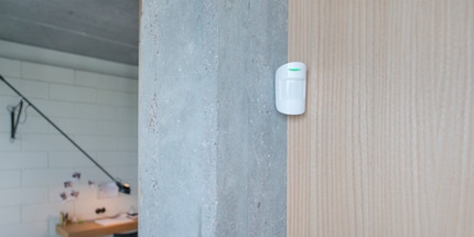 Petits, discrets et extrêmement précis : les détecteurs de mouvement avec caméra sont disponibles aussi bien pour l'intérieur que l'extérieur. Source : ajax.systems