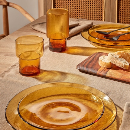 Not only the glass, but also its shadows have a colour gradient. Image: Kave Home