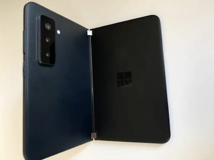Das Youtube-Video zeigt vier geleakte Bilder des Surface Duo 2: Das auf dem Titelbild des Artikels zu sehende weisse Smartphone und drei eines schwarzen.