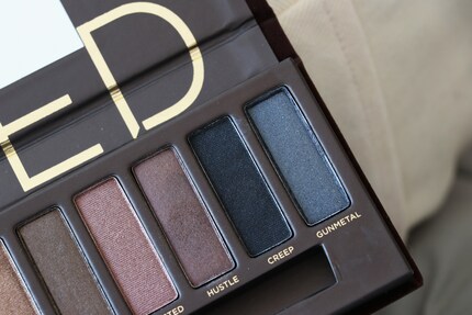 Eine dunkle Farbe kann deine Looks transformieren.