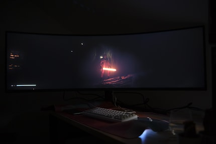 Even with the small light sources on the left, no backlight bleeding is visible with HDR. The shimmering light around Cal is intentional, not blooming.