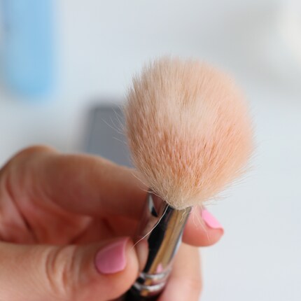 Nach einem Waschgang mit dem Electric Brush Cleaner sind noch deutliche Make-up-Spuren zu sehen.