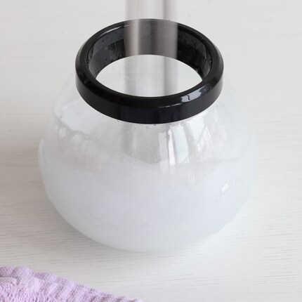 Die Pinsel wirbeln durchs Wasser.