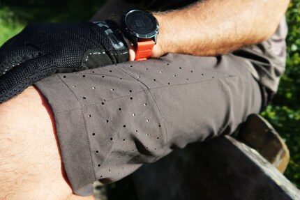 Die perforierten Ventilationspanels der Havoc Shorts sollen untenrum Abkühlung bringen. Die perforierten Trixter an den Händen. Perforation so weit das Auge reicht.