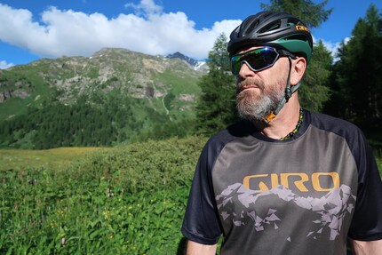 Berge im Hintergrund, Berge auf dem Shirt. Berge so weit das Auge reicht.