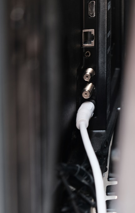 Unten rechts sind die Löcher für die Kabel zu erkennen.