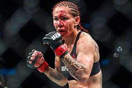 Cris Cyborg pendant une journée de travail normale. Est-ce que NeuralHash tirerait ici la sonnette d'alarme ?
