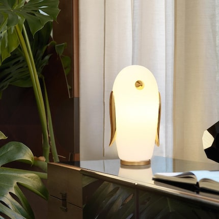 Penguin Noot Noot shines thanks to the golden ceramic elements. Image: Moooi