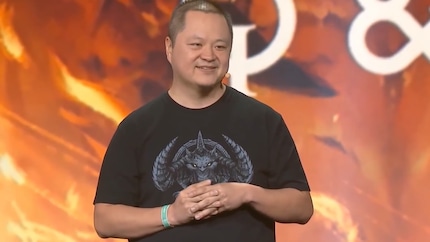 Con la sua frase: «Ma non avete uno smartphone?» Cheng diventa un meme da un giorno all’altro. Immagine: Blizzard