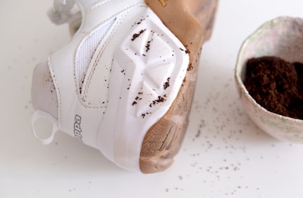 Kaffeesatz verursacht braune Flecken.