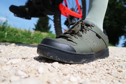 Inoltre, la scarpa è rinforzata su tallone e punta.