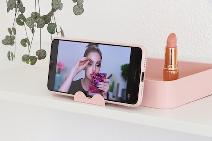 Ich kann statt des Spiegels auch mein Handy aufstellen und Make-up-Tutorials anschauen.