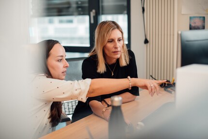 Zusammen mit Jvonne bauen Martina Tatavitto (Bild oben, links), Portfolio Development Manager, und Laura Zieglmeister (Bild unten), Junior Category Development Manager, das Sortiment an Gesundheitsprodukten bei Galaxus weiter aus.