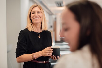 Jvonne Scherer, Category Lead Beauté + santé chez Galaxus, au bureau à Zurich West.