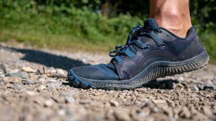 Le soutien de la voûte plantaire est visible.