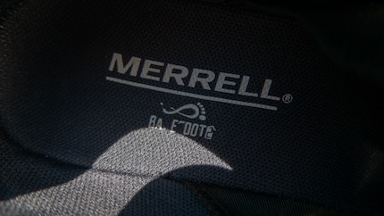 Vue de l'intérieur de la chaussure : écrit blanc sur noir dans la Trail Glove 6 « barefoot ».