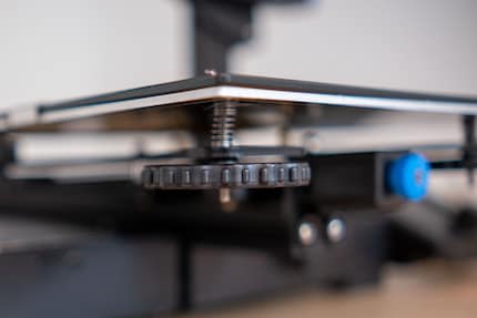 Das Druckbett lässt sich über die Fingerschrauben leveln.