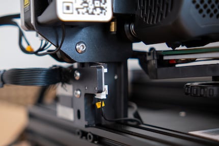 Der Endschalter lässt sich in der Höhe verstellen. So ist es einfacher das Druckbett zu leveln.