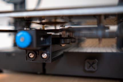 Die Führungsrollen lassen sich mit der Sechskantmutter festziehen oder lösen, damit sie an der Y-Achse gleiten.