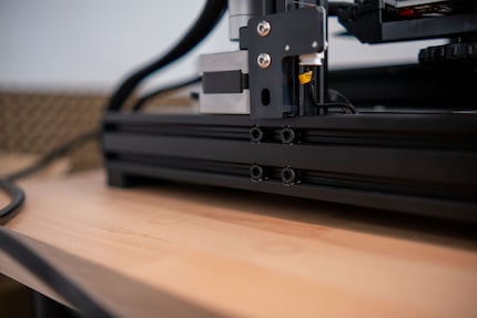 Diese vier Schrauben und jene auf der gegenüberliegenden Seite solltest du lösen und dann wieder festziehen, damit der Ender 3 V2 eben steht.