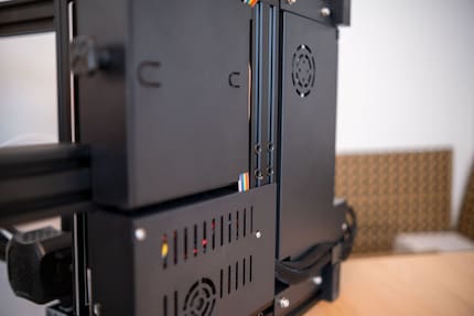 Die vier Schrauben in der Mitte des Bildes solltest du fest anziehen.