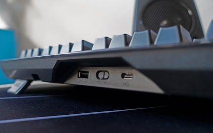 Nell'apertura a sinistra il dongle USB a 2,4 GHz aderisce magneticamente.