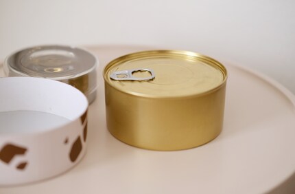 Das Design stammt von Rūta Kisieliūtė und Justinas Bružas, die auch die berühmte Candle Hand kreiert haben.