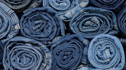 Le denim teint avec la nouvelle technique présente à peu près la même épaisseur et le même poids que le denim conventionnel.