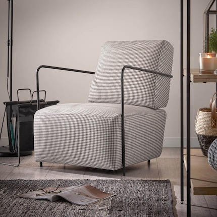 Ce fauteuil épouse le sol. Photo 1 : Zuiver. Photo 2 et 3 : Kave Home.