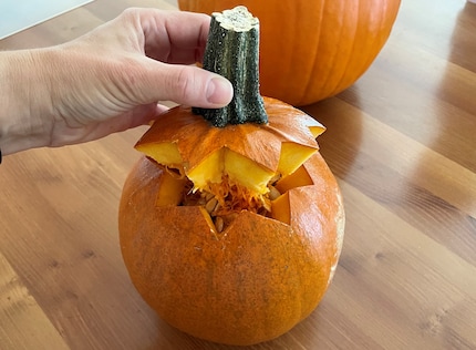 A zig-zag anziché circolare: in questo modo il coperchio non cade nella zucca, quando inizia a raggrinzirsi.