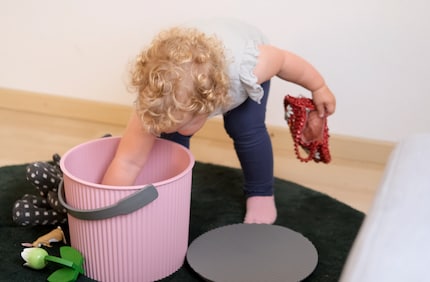 ... und räumt darin ihre Spielsachen auf.