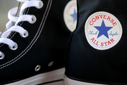 Un meilleur soutien : les deux trous sur le côté ne sont pas destinés à une meilleure aération, mais à plus serrer les lacets et offrir un meilleur maintien. Photo : Shutterstock