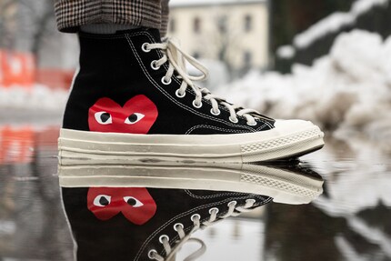 Le logo rouge en forme de cœur symbolise la marque de mode japonais Comme des Garçons. Il remplace sur les modèles « Comme des Garçons Play x Converse » le fameux patch rond des Chucks. Photo : Reddgio/Unsplash