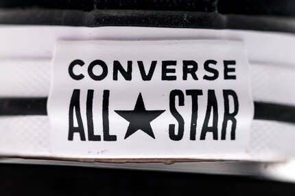 La fameuse « plaque d’immatriculation » Converse sur l’arrière de la semelle en caoutchouc. Photo : Shutterstock