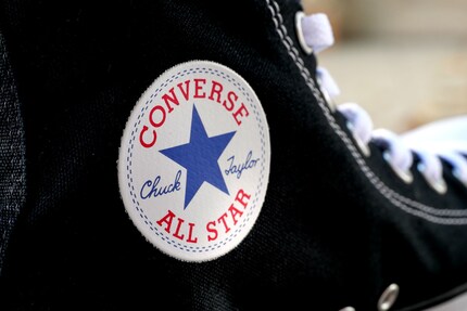 Les premières All Stars sur le marché étaient noires. Le logo rond, jadis un écusson apposé à la chaussure, est aussi emblématique de la marque de chaussures en toile que la pointe en caoutchouc. Photo : Shutterstock