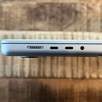 Le MacBook Pro vu de gauche …