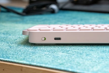 Der Ladeanschluss dient tatsächlich nur zum Laden. Eine Verbindung zum PC gibt's dabei nicht.