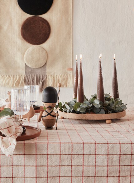 Le rouge n’est pas obligatoire : le bleu ou le brun donnent déjà assez de chaleur à la lumière de la bougie. Photo : Oyoy