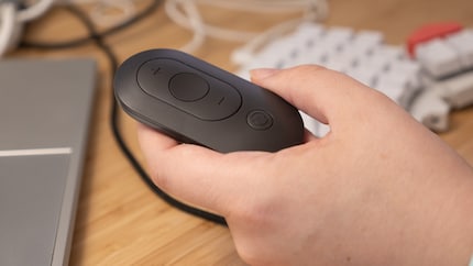 Ridotto all’essenziale: Anne è soddisfatta del telecomando.