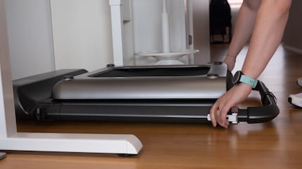Quando è ripiegato, il WalkingPad si ripone dappertutto. L’impugnatura che gira tutto intorno all’apparecchio si può raddrizzare e può alloggiare un tablet quando si usa il tappeto in posizione verticale.