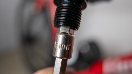 Kurzer Werkzeug-Check: Ohne 8mm-Inbus geht nichts.